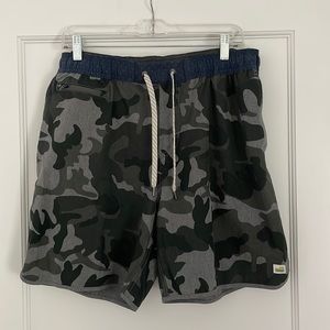 Vuori Mens Banks Boardshort Swim Trunks Extra Large XL Camo Gray Black Green